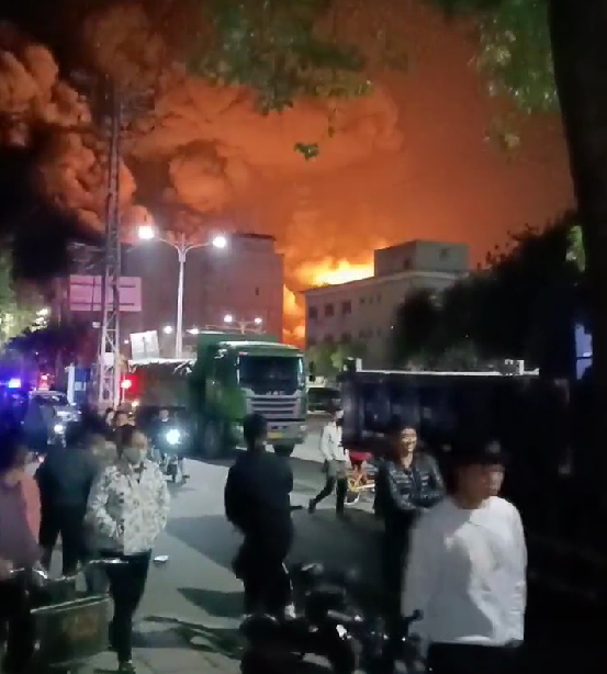 火光四起！浓烟滚滚！东莞工厂突发大火！半个镇的人都看见大火了！