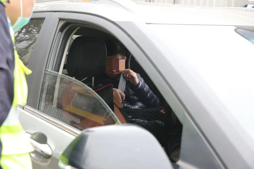 凌晨！东莞一小车猛烈撞上道路中间的水泥墩护栏……