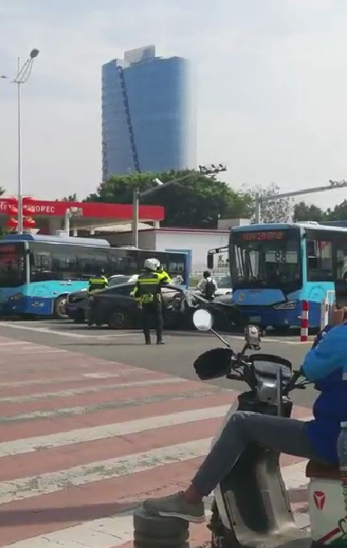 可怕！东莞市区发生严重车祸！特斯拉“失神”撞向对面车道！现场曝光！