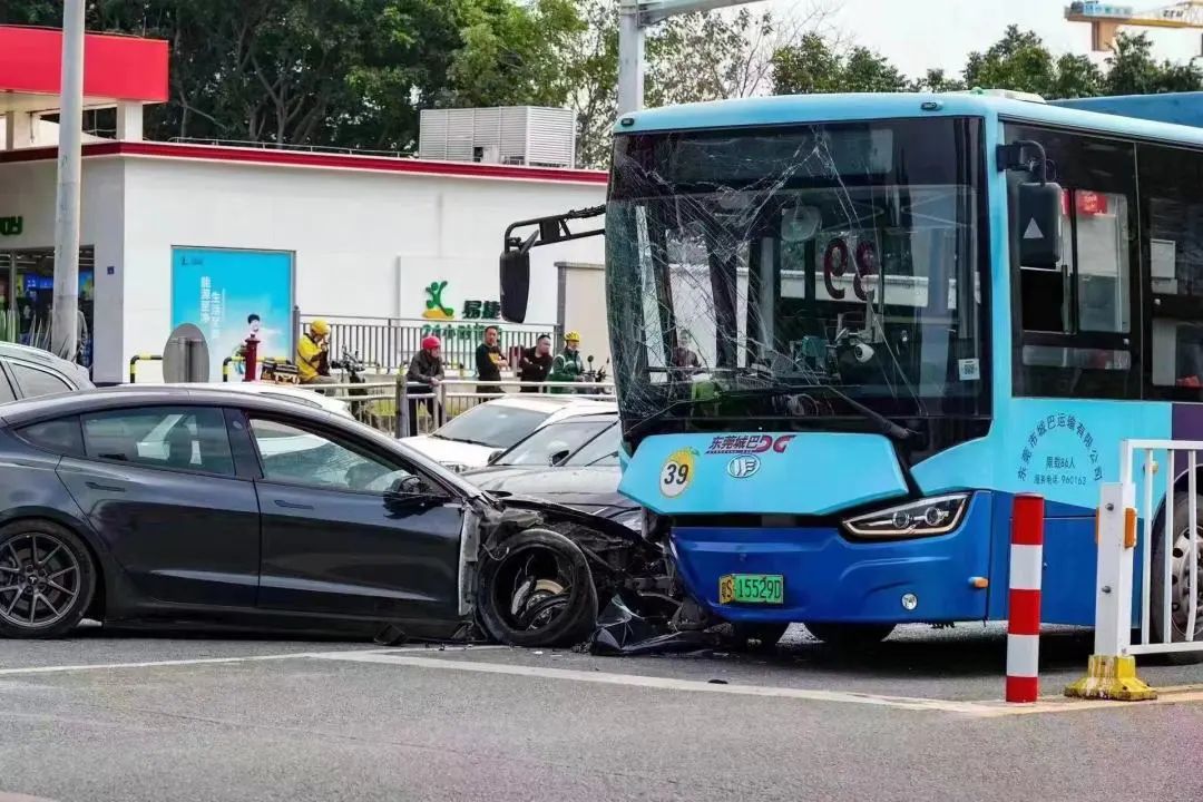 可怕！东莞市区发生严重车祸！特斯拉“失神”撞向对面车道！现场曝光！