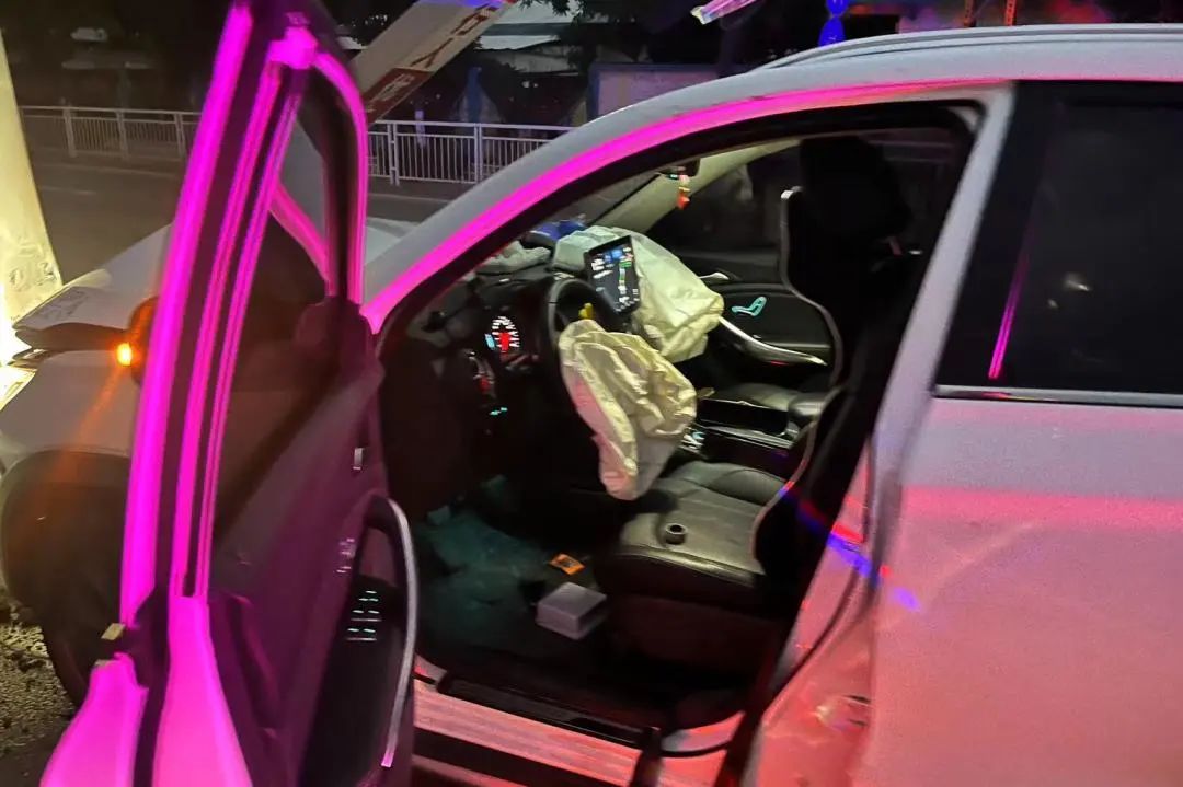 凌晨！东莞一小车猛烈撞上道路中间的水泥墩护栏……