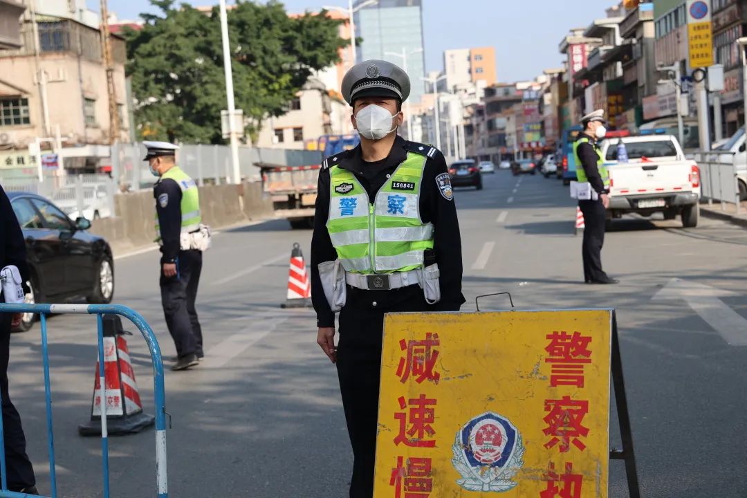 凌晨！东莞一小车猛烈撞上道路中间的水泥墩护栏……