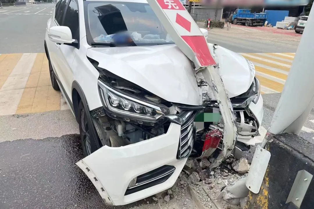 凌晨！东莞一小车猛烈撞上道路中间的水泥墩护栏……