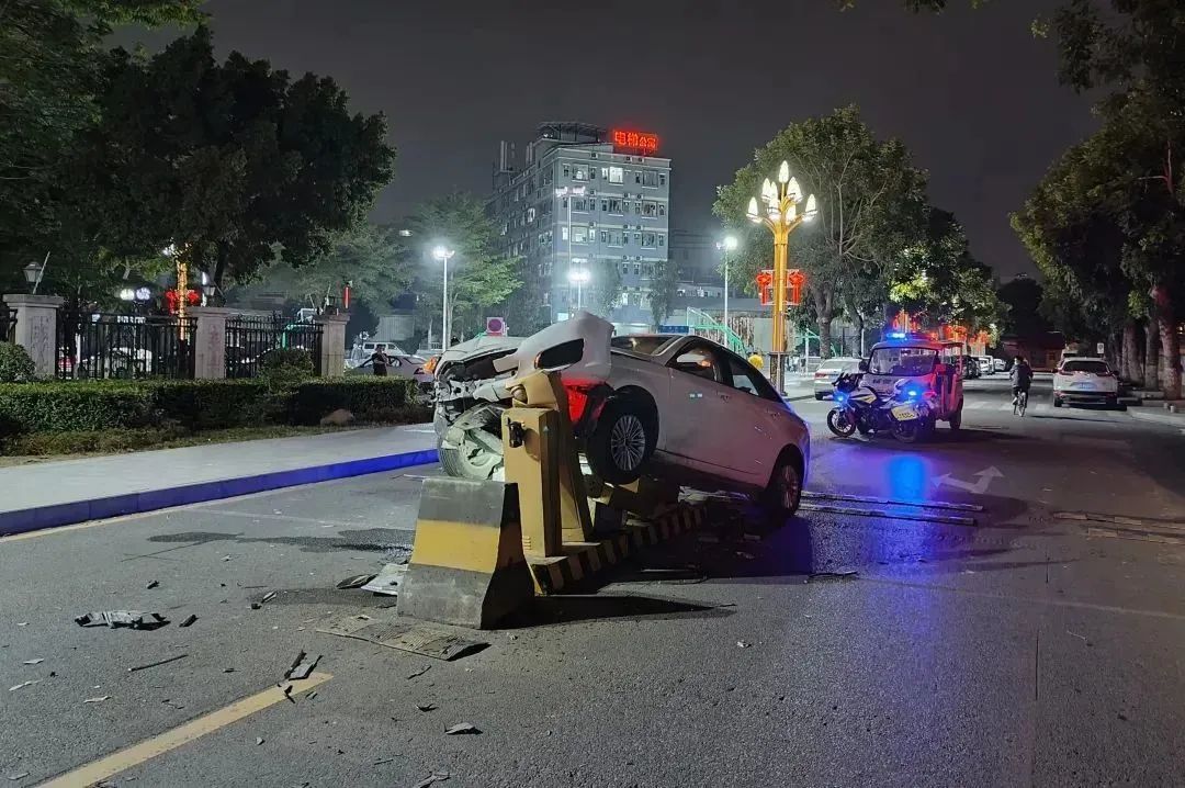 东莞一小车“起飞”失败！网友直呼“离谱”…