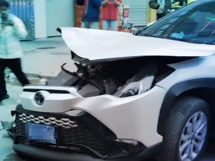 突发！东莞一特斯拉疑似失控连撞多车！现场混乱！