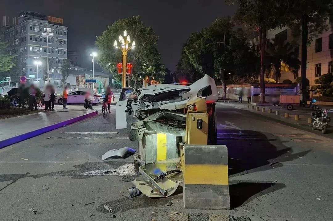 东莞一小车“起飞”失败！网友直呼“离谱”…