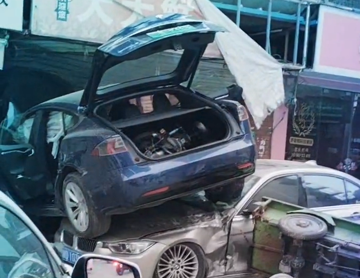 突发！东莞一特斯拉疑似失控连撞多车！现场混乱！