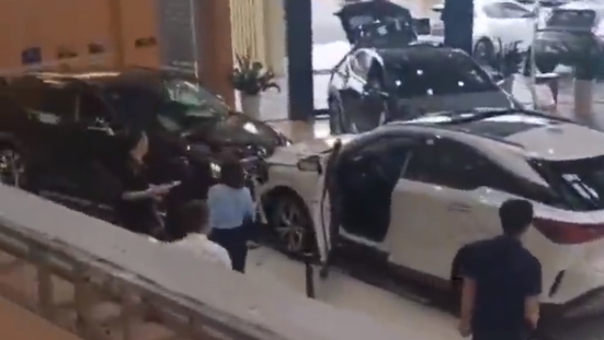 突发! 东莞一地发生3辆车相撞! 肇事者居然是......