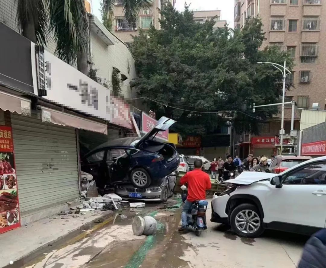 突发！东莞一特斯拉疑似失控连撞多车！现场混乱！