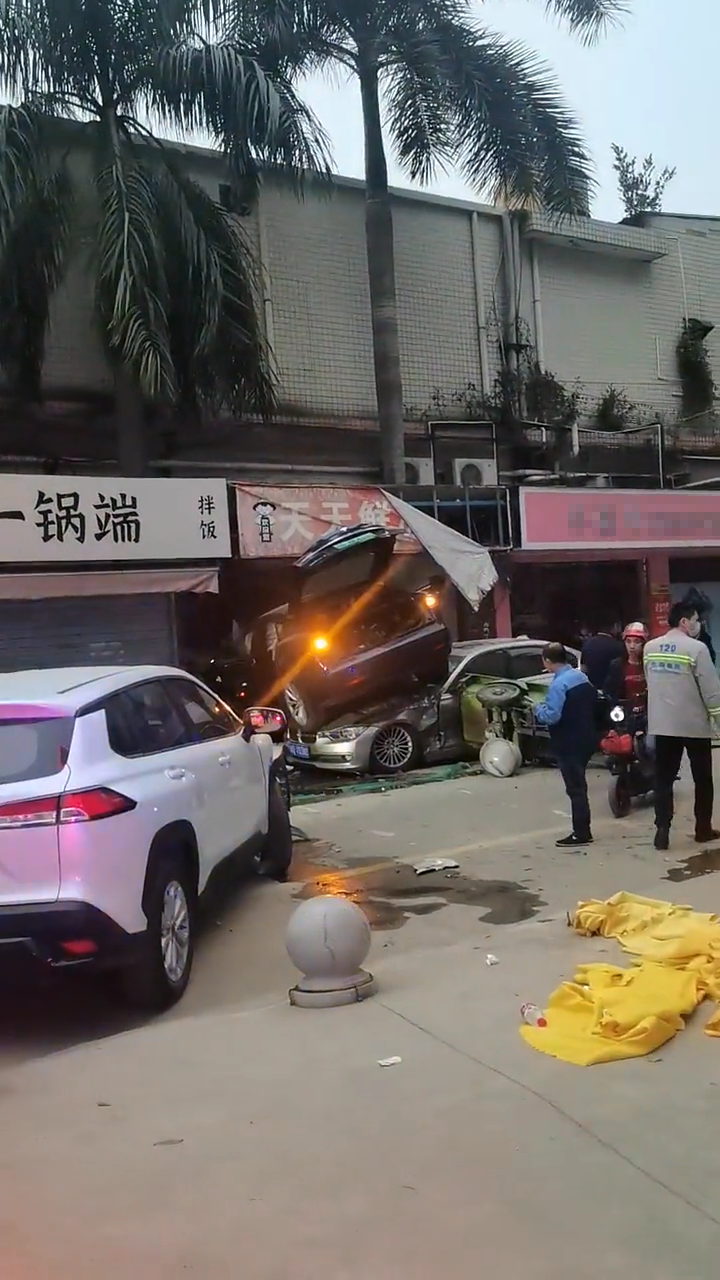 突发！东莞一特斯拉疑似失控连撞多车！现场混乱！