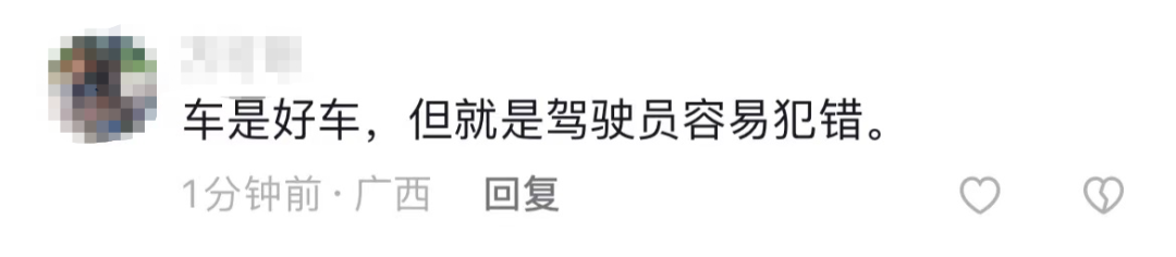 突发！东莞一特斯拉疑似失控连撞多车！现场混乱！