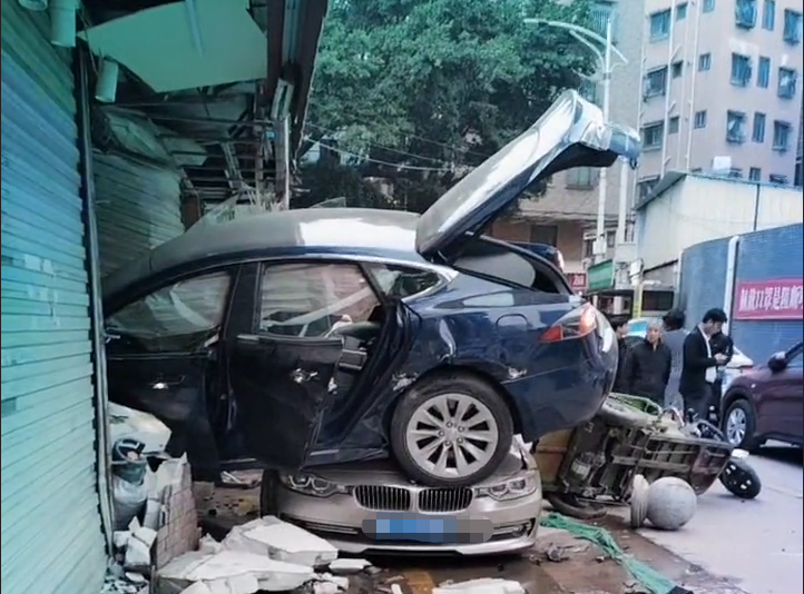 突发！东莞一特斯拉疑似失控连撞多车！现场混乱！