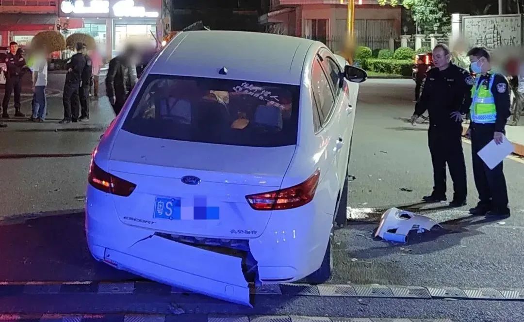 东莞一小车“起飞”失败！网友直呼“离谱”…