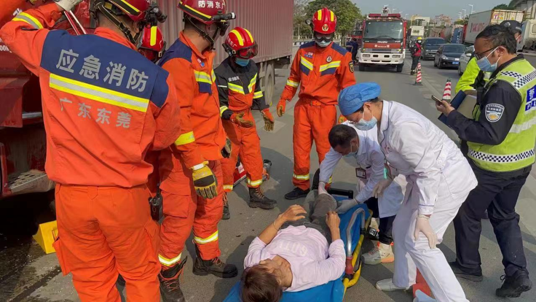 突发！东莞高速发生车祸！司机被困！​现场情况紧急！