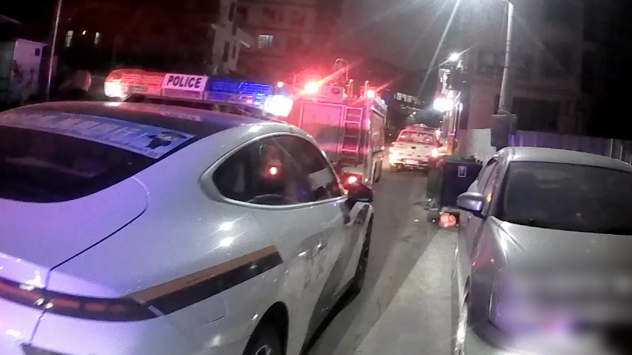 东莞一出租屋冒出火光！邻居报警后发现…