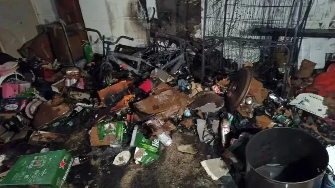 东莞一出租屋冒出火光！邻居报警后发现…