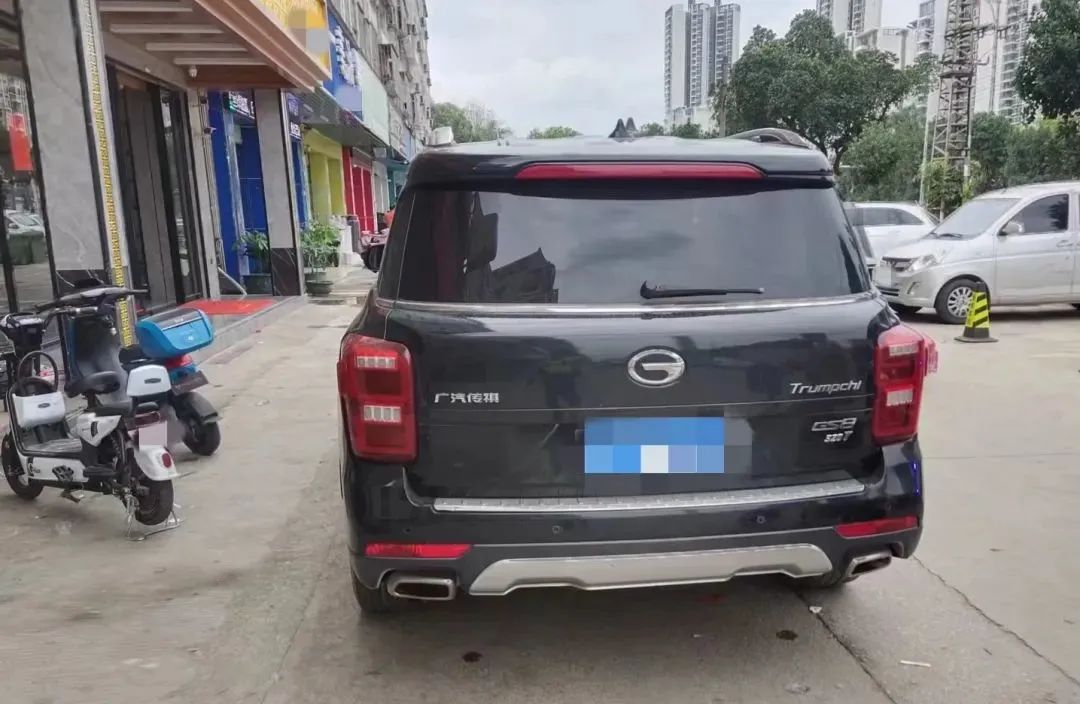 危险！蹲路边玩耍，东莞一4岁孩子被卷入车底…