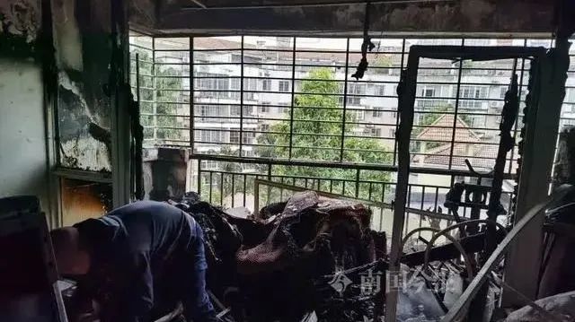东莞一出租屋冒出火光！邻居报警后发现…