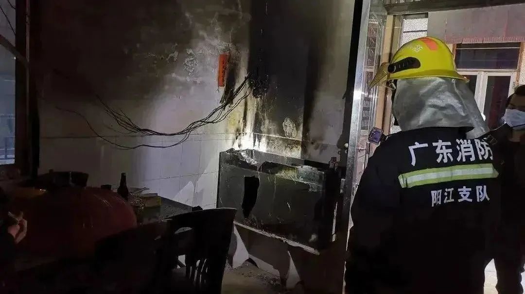 东莞一出租屋冒出火光！邻居报警后发现…