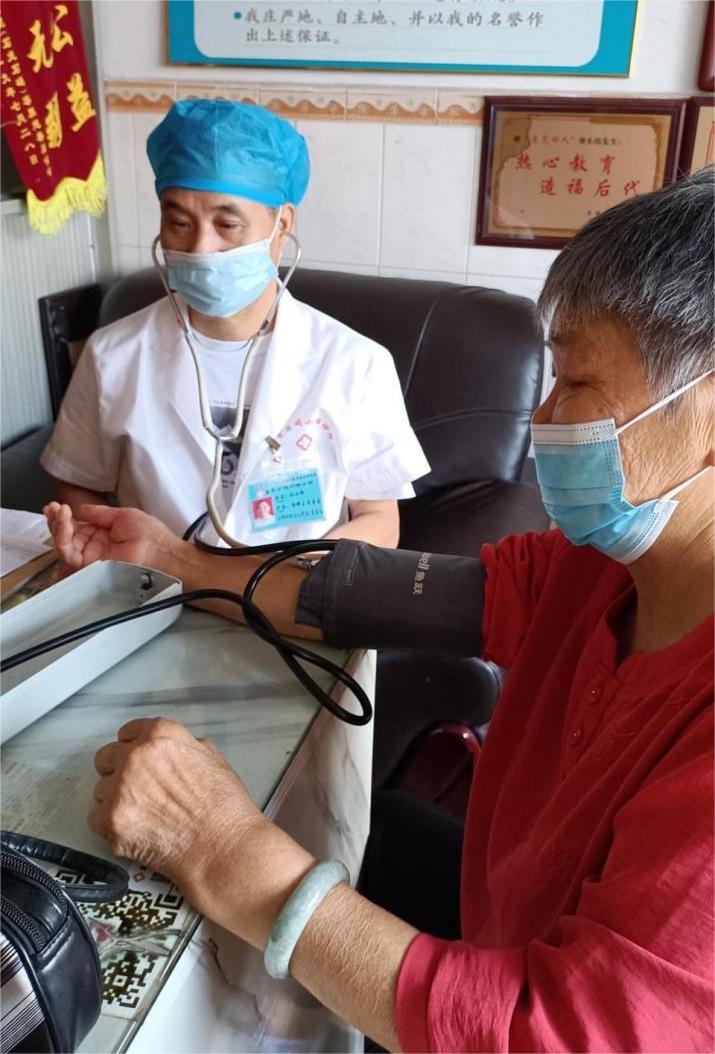 刘小伟为病人看病