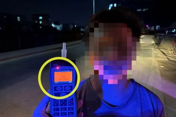 开车半路睡着？东莞这名男子真刑…