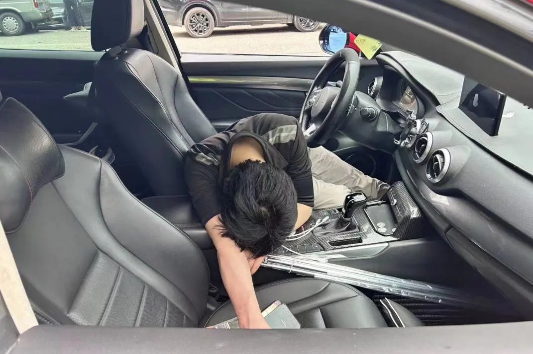 开车半路睡着？东莞这名男子真刑…