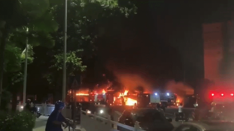 突发！莞城花街凌晨发生火灾！现场火光冲天！还有爆炸声……