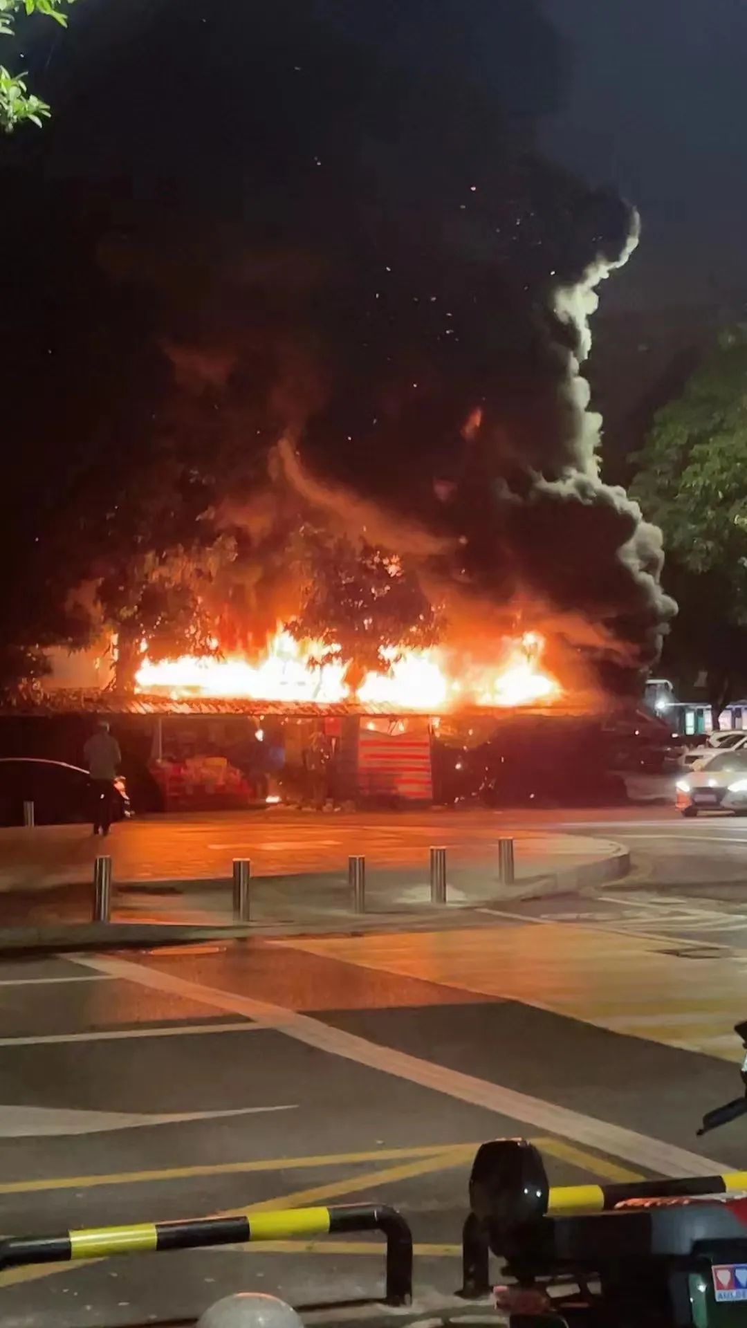 突发！莞城花街凌晨发生火灾！现场火光冲天！还有爆炸声……