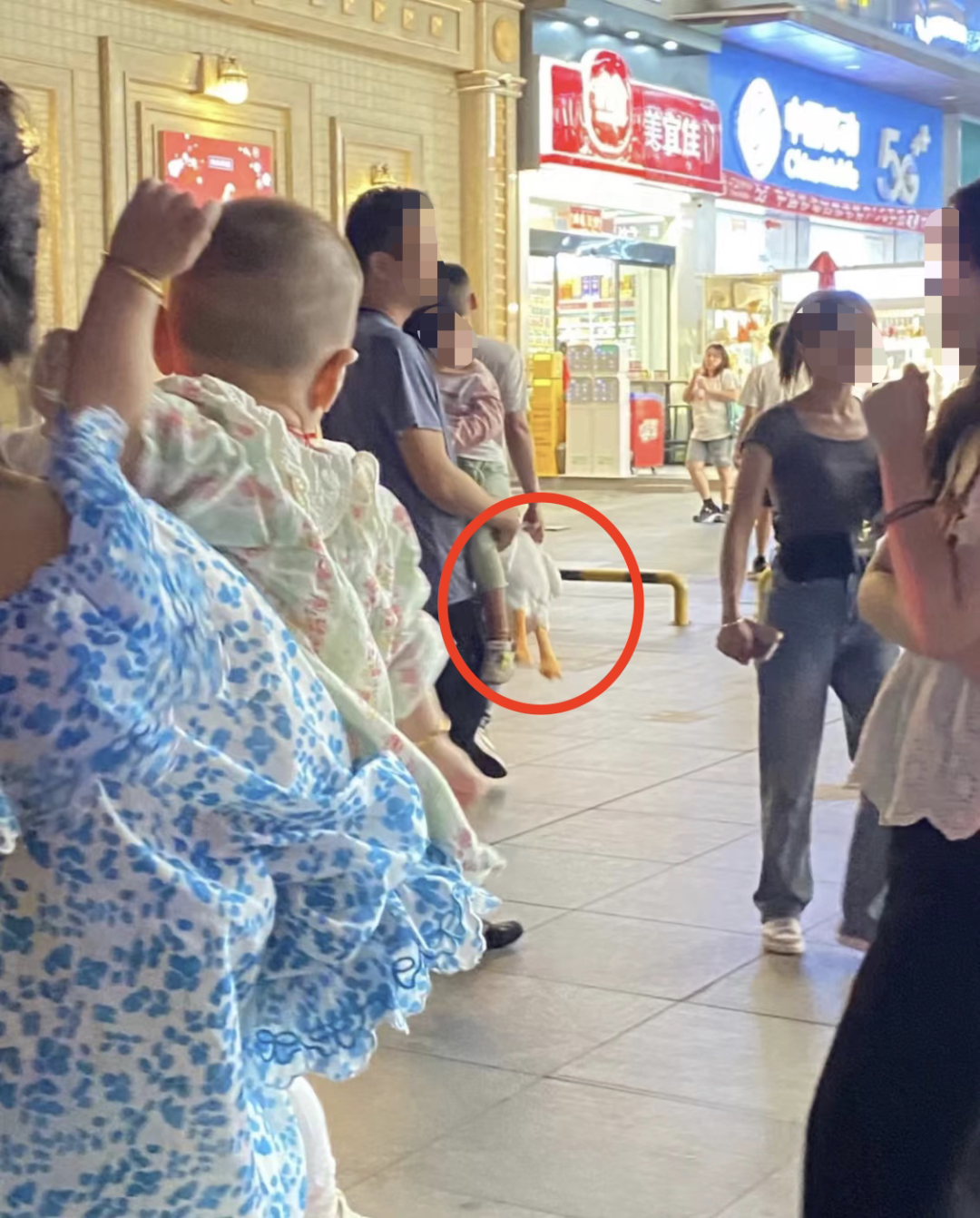 东莞街头惊现"扫码送大鹅"套路！小心上当受骗！
