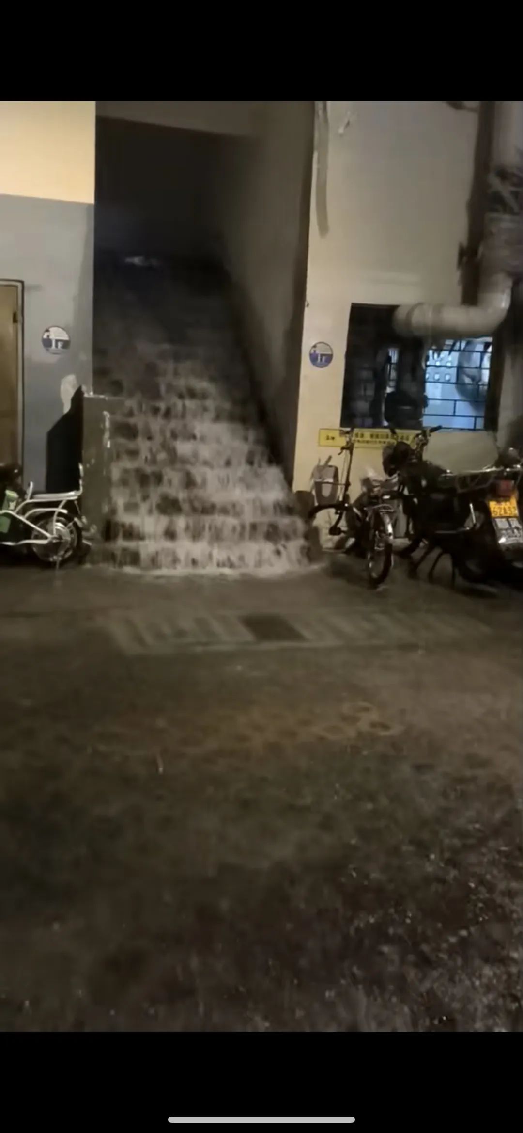 惨咯！东莞多地水浸街！停在路边小车惨遭“泡水”！“龙舟水”持续到.....
