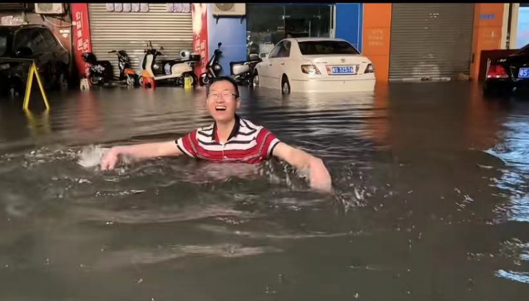 惨咯！东莞多地水浸街！停在路边小车惨遭“泡水”！“龙舟水”持续到.....