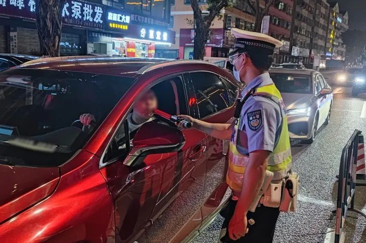 开车半路睡着？东莞这名男子真刑…