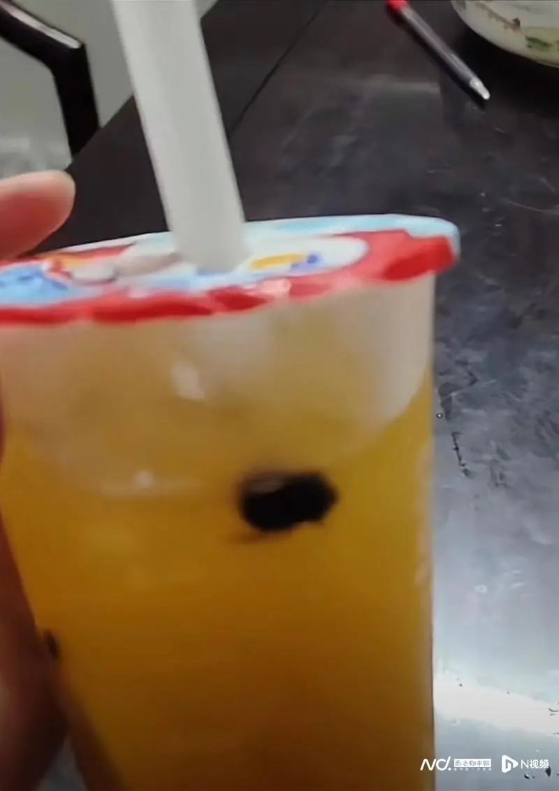 翻车！知名奶茶被爆喝出大蟑螂！很多东莞人都爱喝！