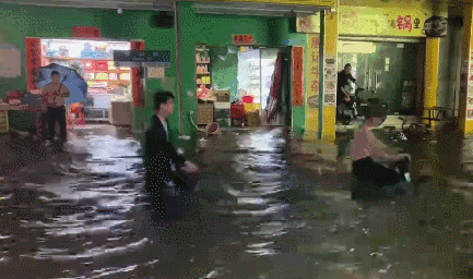 惨咯！东莞多地水浸街！停在路边小车惨遭“泡水”！“龙舟水”持续到.....