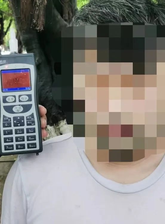 惊险！东莞一司机驾车冲入河里！怎么回事？