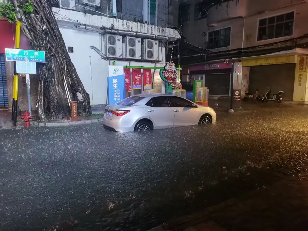 “广东威尼斯”！东莞突发大暴雨！多镇街被淹！还有人被洪水冲倒！