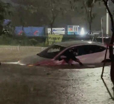 赶快回家！8级大风+雷暴+暴雨杀到！更凶猛的还在……大家挺住！