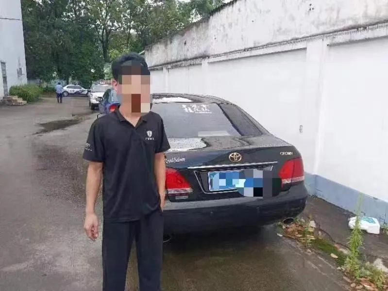 惊险！东莞一司机驾车冲入河里！怎么回事？