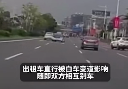 要卖屋赔钱了！东莞两小车强行互相“别车”！结果撞上了劳斯莱斯！