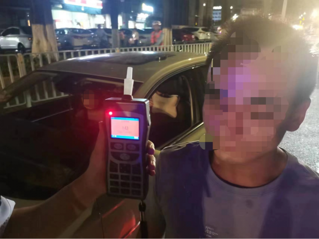 惊险！东莞一司机驾车冲入河里！怎么回事？
