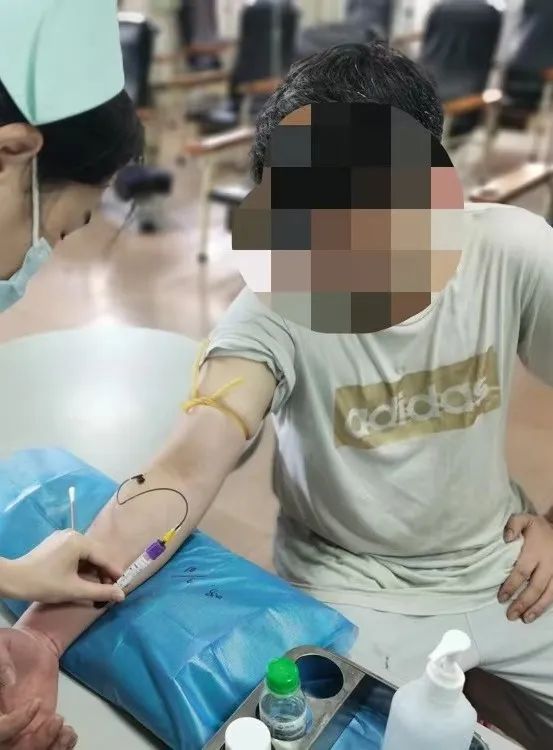 惊险！东莞一司机驾车冲入河里！怎么回事？