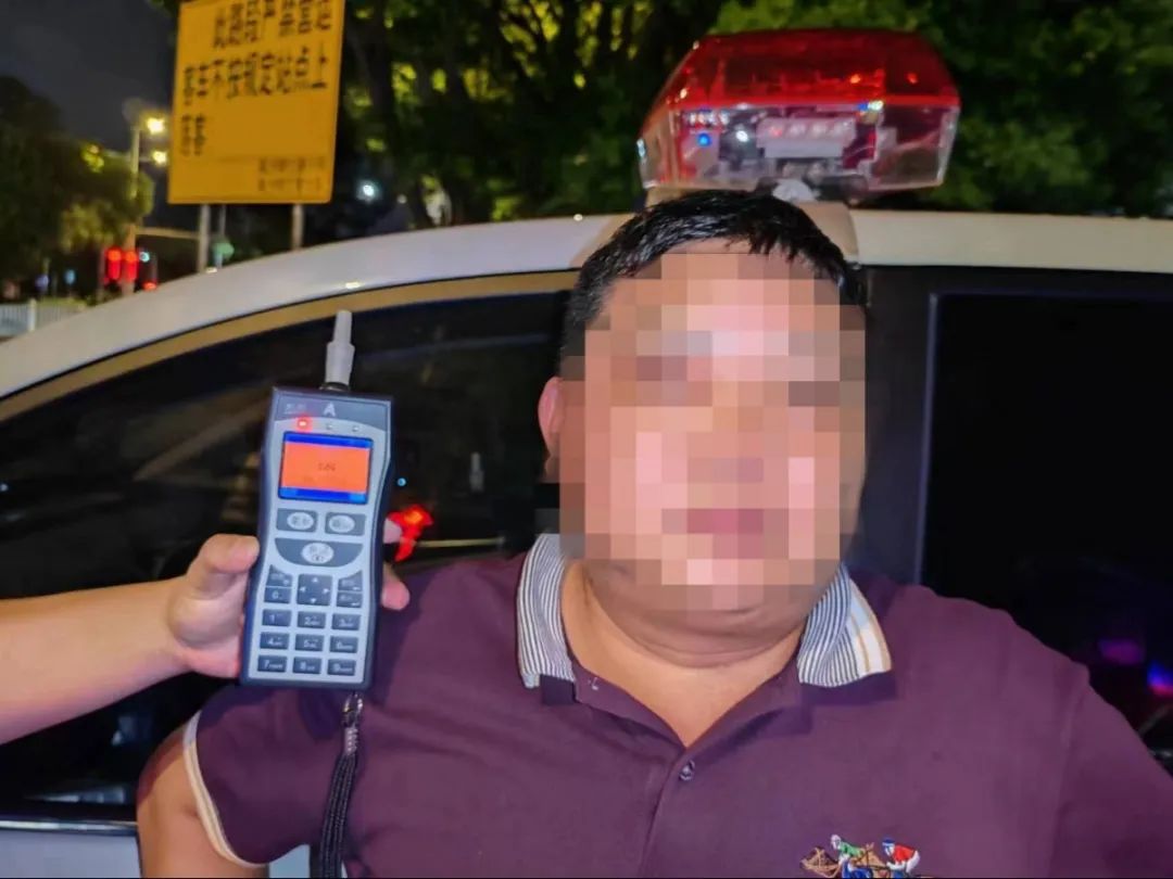 惊险！东莞一司机驾车冲入河里！怎么回事？