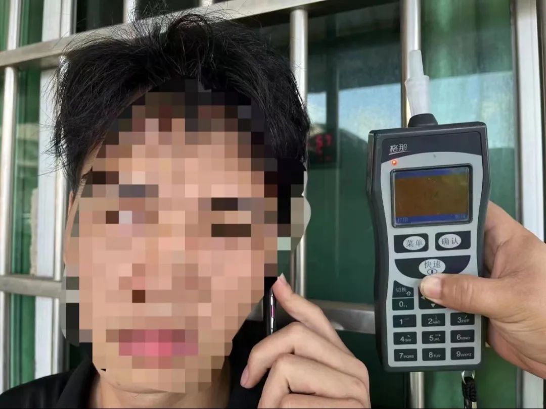 惊险！东莞一司机驾车冲入河里！怎么回事？