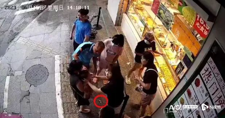 危险！东莞闹市中，一岁半女童命悬一线！