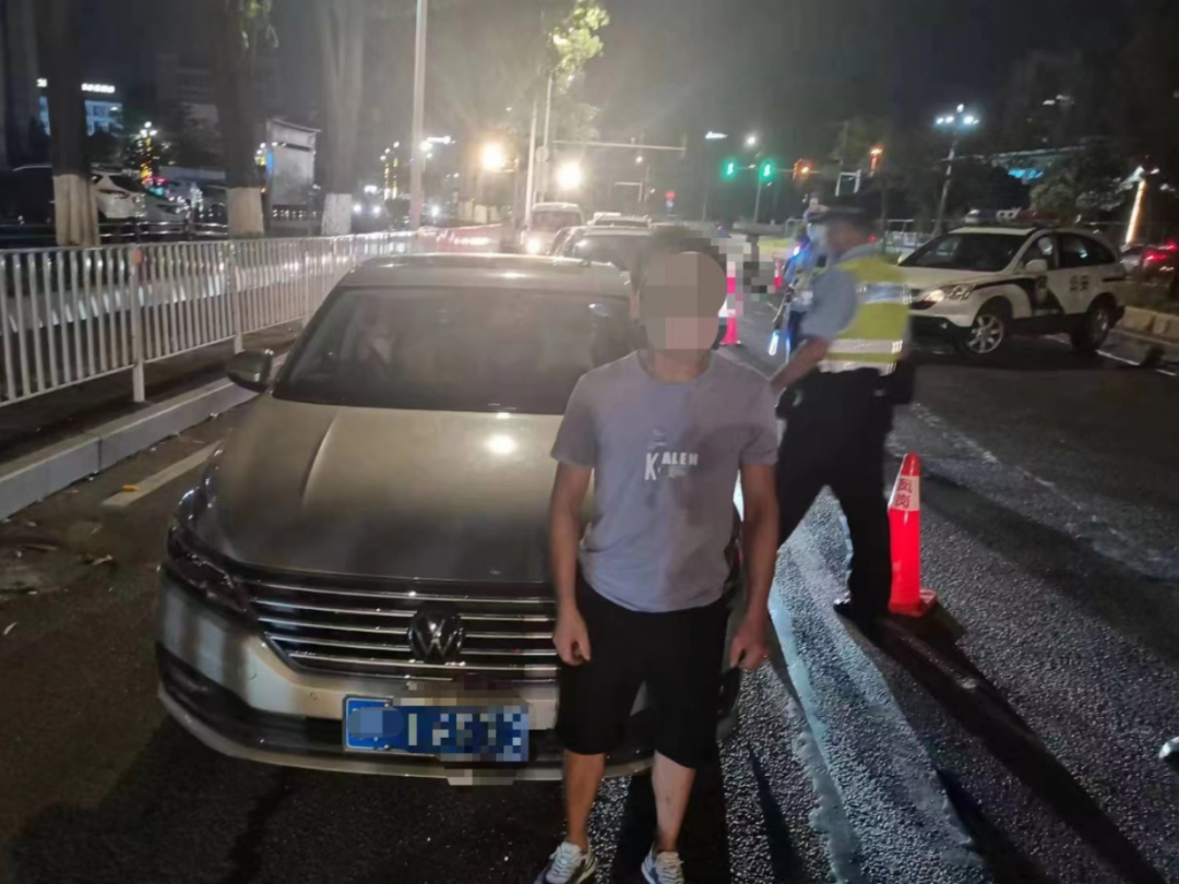 惊险！东莞一司机驾车冲入河里！怎么回事？