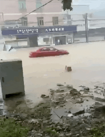 “广东威尼斯”！东莞突发大暴雨！多镇街被淹！还有人被洪水冲倒！