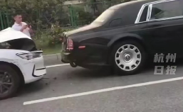 要卖屋赔钱了！东莞两小车强行互相“别车”！结果撞上了劳斯莱斯！
