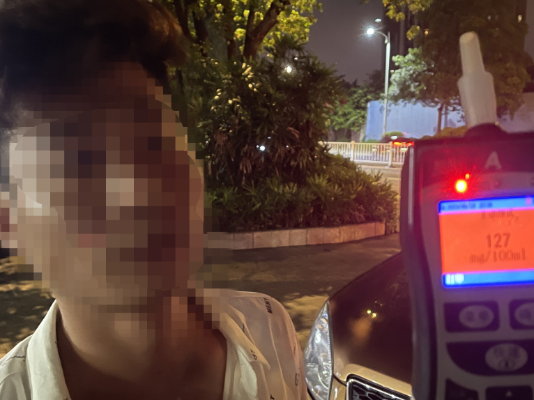 惊险！东莞一司机驾车冲入河里！怎么回事？
