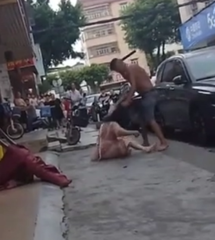 曝光！东莞一男子当街殴打女子！
