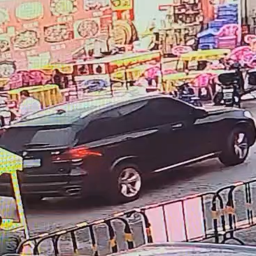 太吓人了！东莞小孩闹市被车碾压！